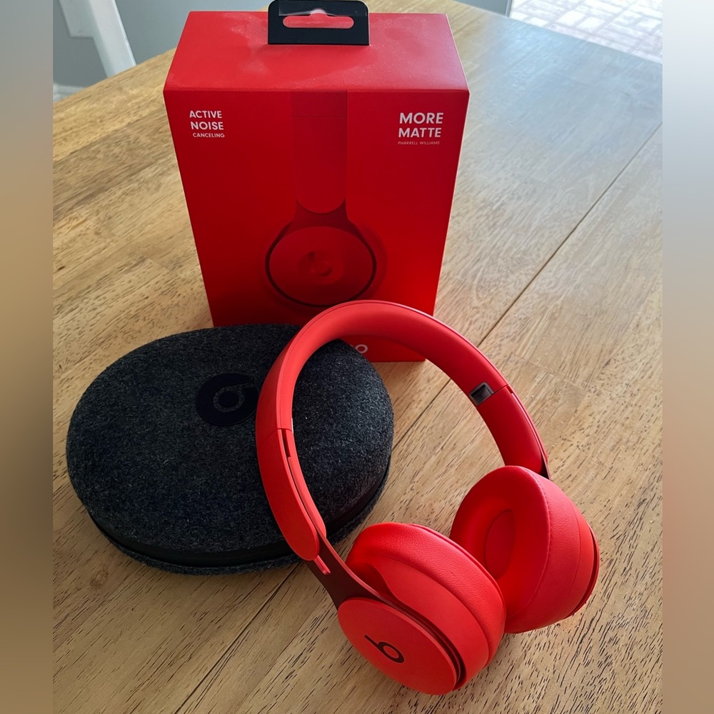 Beats Solo Pro with box and travel case in great condition, no problems